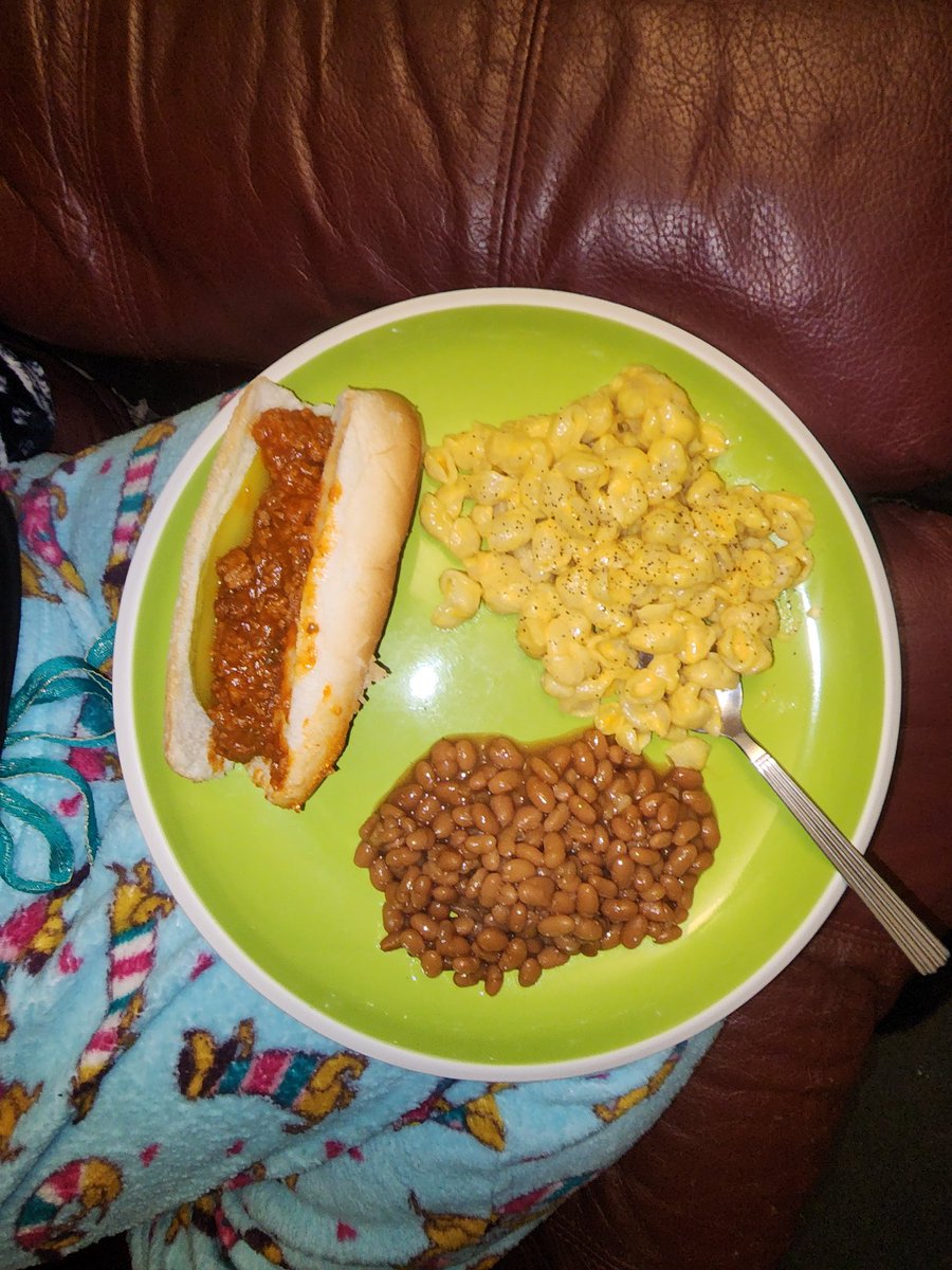 SarahAAden's tweet photo. Dinner tonight. Manwiches, three cheese shells, and bushs original baked beans. Cause @Circuszero and I are so fancy https://t.co/mI4DyRypAC