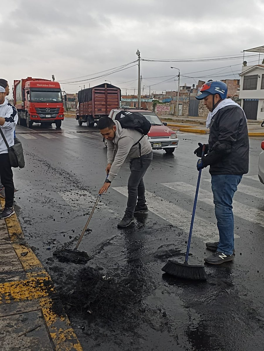 renzoestradape's tweet photo. #Arequipa Hoy realizamos la limpieza de vías bloqueadas. Desde nuestra ciudad blanca damos un mensaje claro y contundente a todo el país, no nos quedaremos de brazos cruzados.
Excelente trabajo, la población de la mano con la Policía Nacional del Perú @PoliciaPeru. https://t.co/SD35FN0GLO