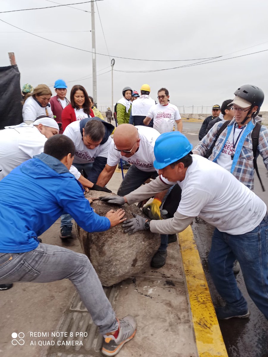 renzoestradape's tweet photo. #Arequipa Hoy realizamos la limpieza de vías bloqueadas. Desde nuestra ciudad blanca damos un mensaje claro y contundente a todo el país, no nos quedaremos de brazos cruzados.
Excelente trabajo, la población de la mano con la Policía Nacional del Perú @PoliciaPeru. https://t.co/SD35FN0GLO