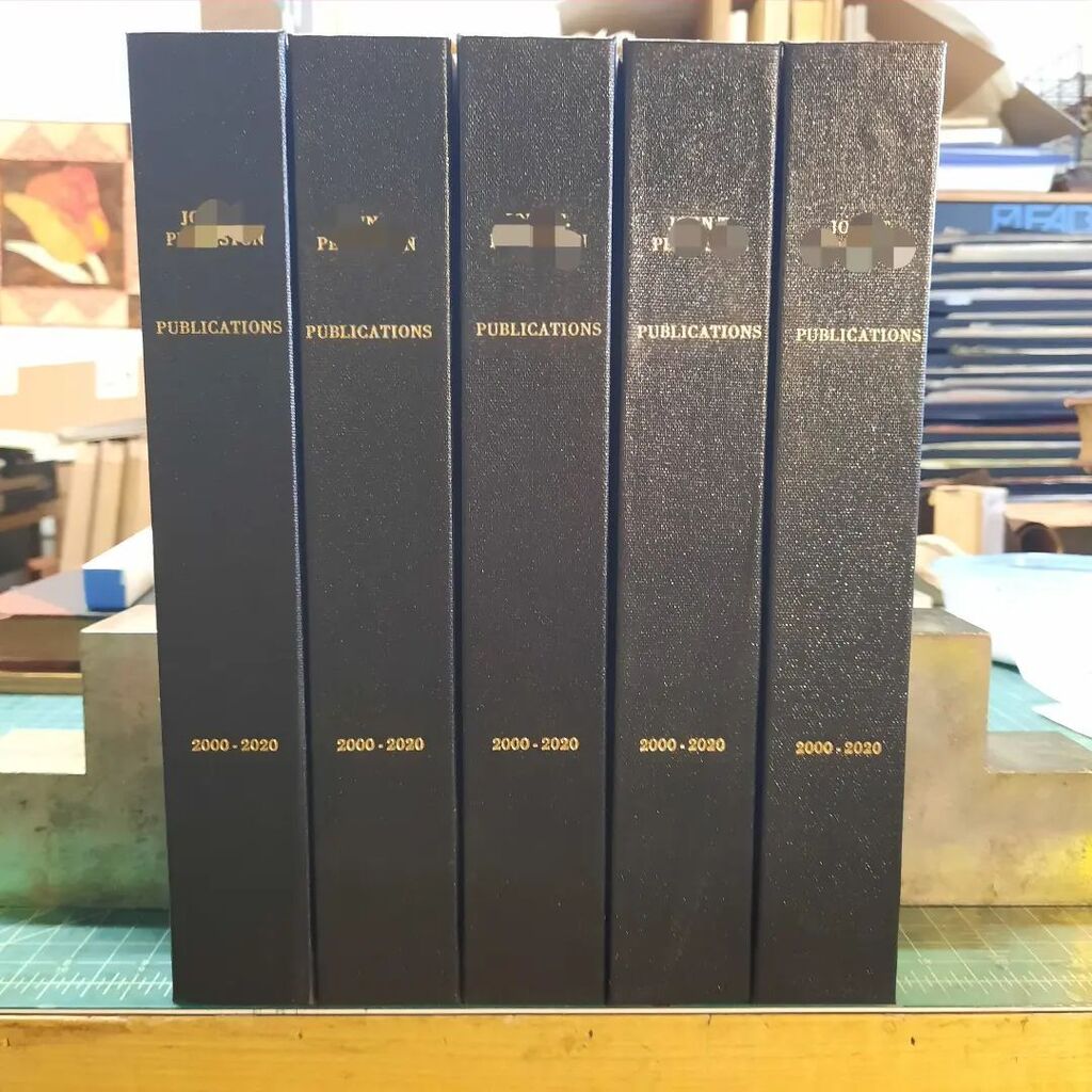 MidxBindery's tweet photo. A small edition of cancer research publications

#middlesexbindery 

#bookbinding #books #bookguts #bookstagram #handmade #handmadebooks #bookbinder #guildofbookworkers #newengland_gbw #westernavearts #madeinlowell  #madeinmassachusetts #boston #nbssbost… https://t.co/ssN5tW4V3Y https://t.co/9bUxcCG4ma