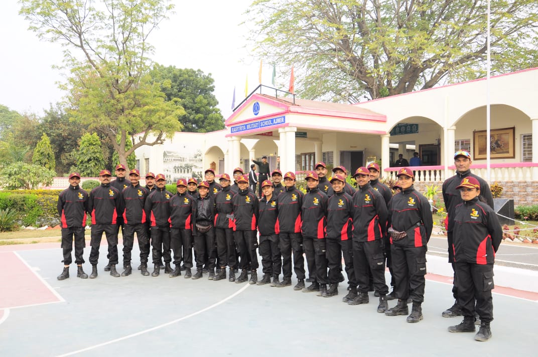 101Roshni's tweet photo. #NCCJawaMotorcyclerally flagged in by Principal of Rashtriya Military School, Ajmer.
@HQ_DG_NCC
@DefencePRO_Guj
@CMOGuj
@GovernorofGuj
@ArvindKapoorTYG
@NCC_Dte_Gujarat
@jawamotorcycles
@yezdiforever https://t.co/XcQYyrEg3m