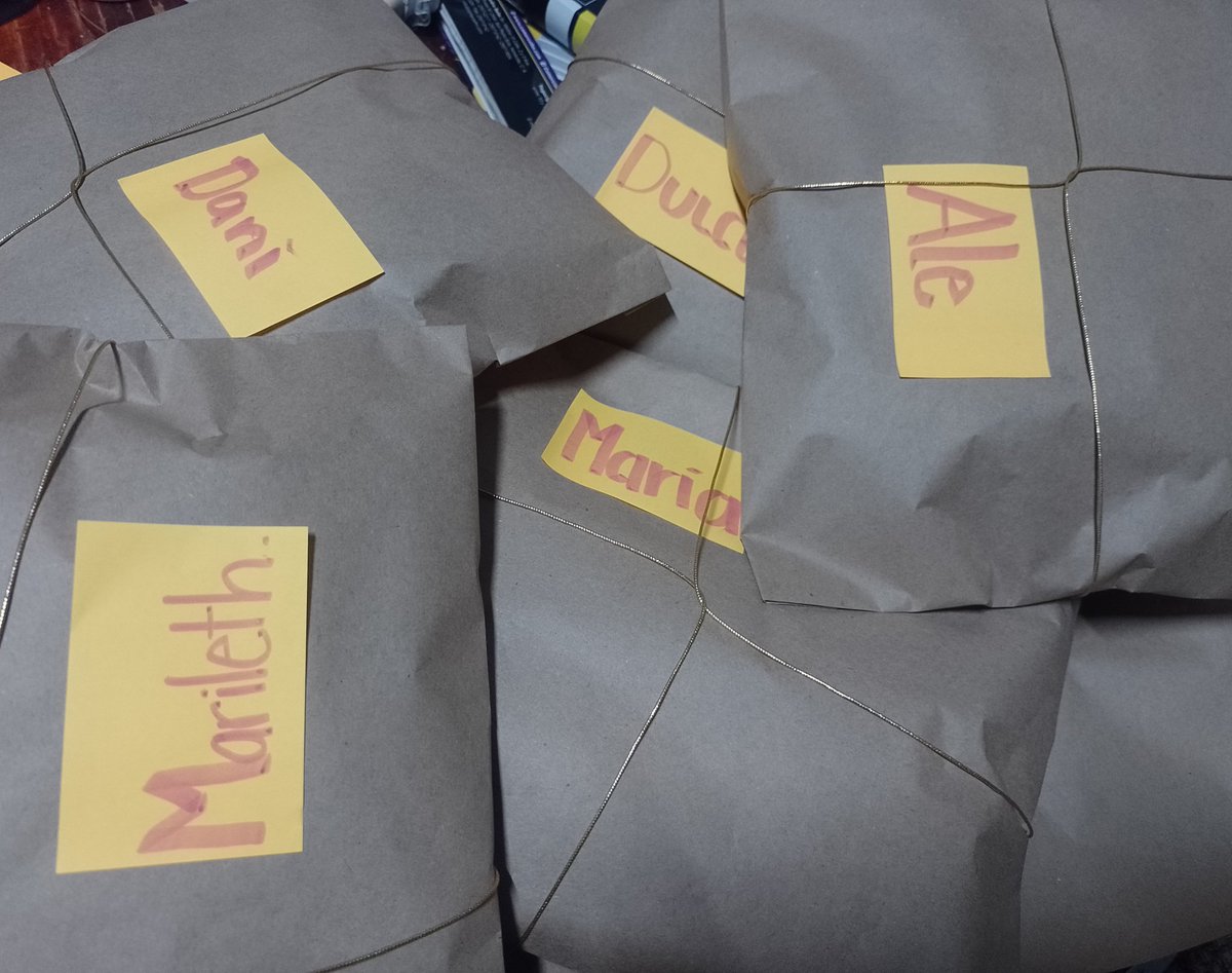 Gene_2002's tweet photo. Nadie, absolutamente nadie:
Yo envolviendo los regalos de mis amigos que les prometí para diciembre: https://t.co/Zfug5Qf9NO