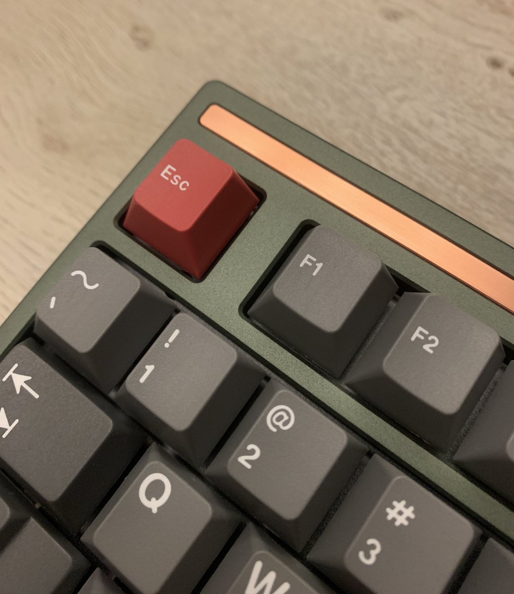 LRKeyboards's tweet image. Ok I couldn’t stop myself from getting the green top too. Alu plate and just put in the new NK cream+ switches with copper inserts and this is it. This is my endgame I think @modekeyboards