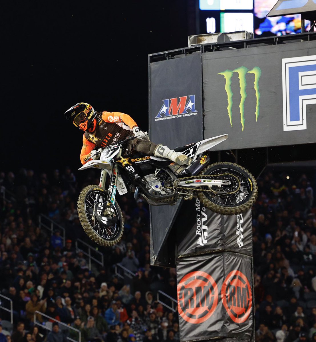 SupercrossLIVE's tweet photo. .@Predator_34 takes the 450 Heat Two win 🔥

#SupercrossLIVE #SuperMotocross https://t.co/ZZy9RhRvCk