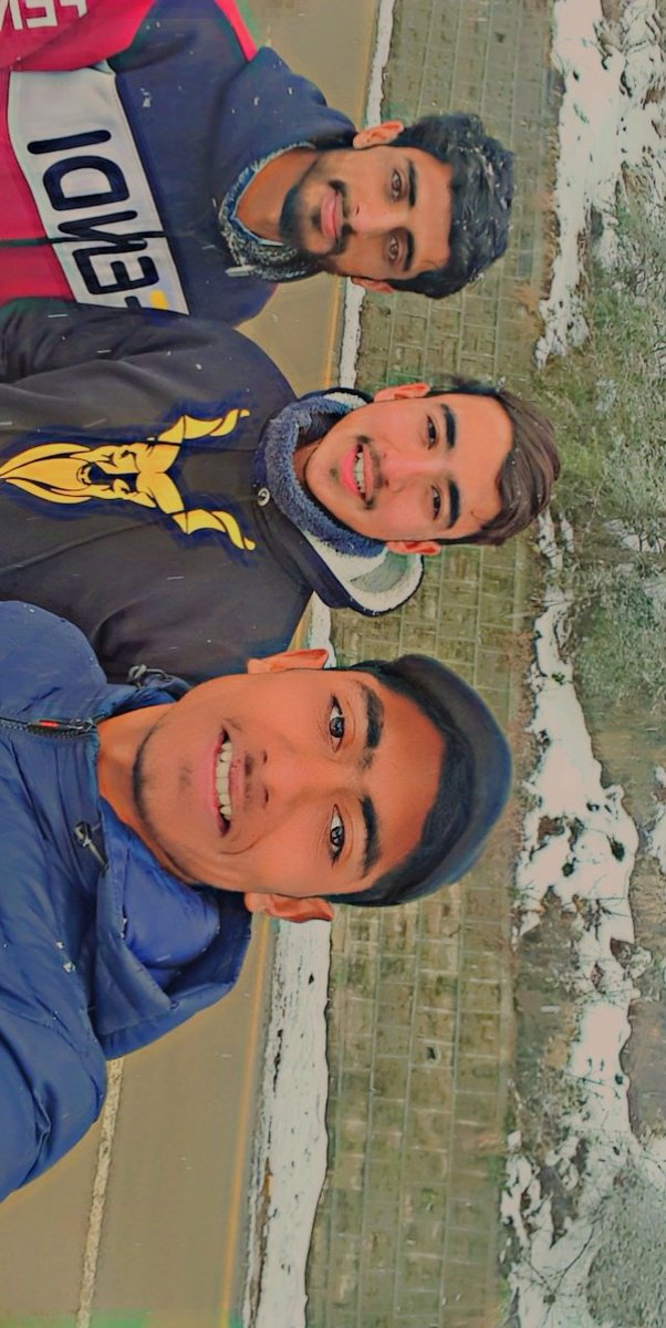 KH14700410's tweet photo. #snowfall☔
#Murree🌨️
#Fellows🥰 https://t.co/oDi6DaAMfy