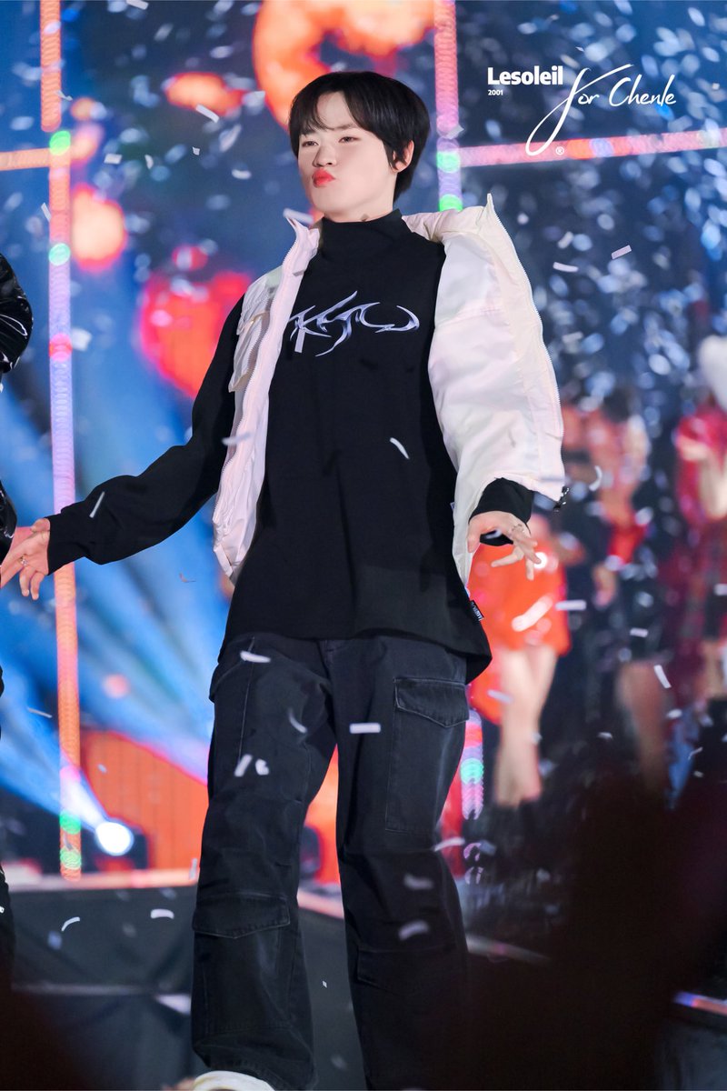 lesoleil_chenle's tweet photo. 221224 SBS 가요대전 

😽😽 

#NCTDREAM #CHENLE #쫑천러 #천러 #钟辰乐 https://t.co/7pBXufdBR5