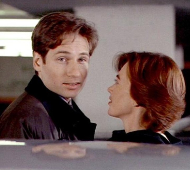 Marleydawn1's tweet photo. π Tonight's episode is "Fire'π₯ I love both #Mulder and #Scullys reactions to #Phoebe in this one! #Jealous #Xfiles #MSR #Partners #Soulmates #DD #GA #Favorites #DavidAndGillian #BabyMulder #BabyScully #DavidDuchovny #GillianAnderson 1993-Forever β€οΈπ½β€οΈπ½ @thexfiles https://t.co/eOTV18dOQz