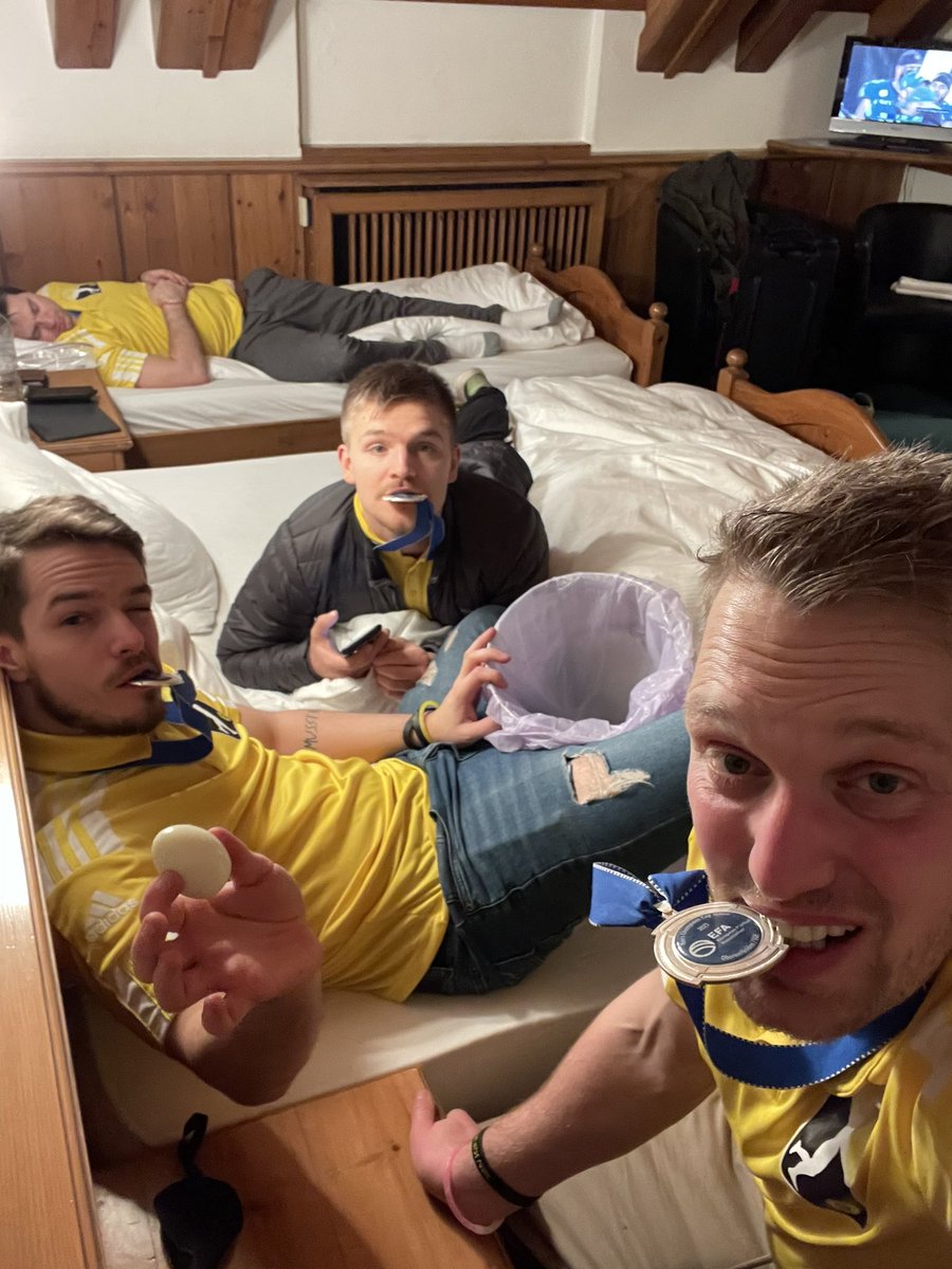 PMraute16's tweet photo. #Faustball und #Schlummertrunk mit #ranNFL die Zweite @RomanMotzkus @CSpengemann - diesmal mit europäischer Medaille 🥈 @Icke41 @ransport @Max_Zielke  manche hams nicht so gut verkraftet… https://t.co/ObHI4is85b