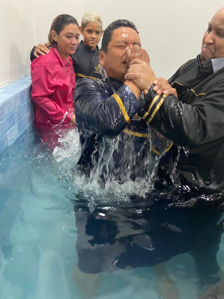 Hoje tivemos uma linda festa Batismal dezenas de almas foram Batizadas ! Ame a volta do Senhor / #AAMAR #UNoB