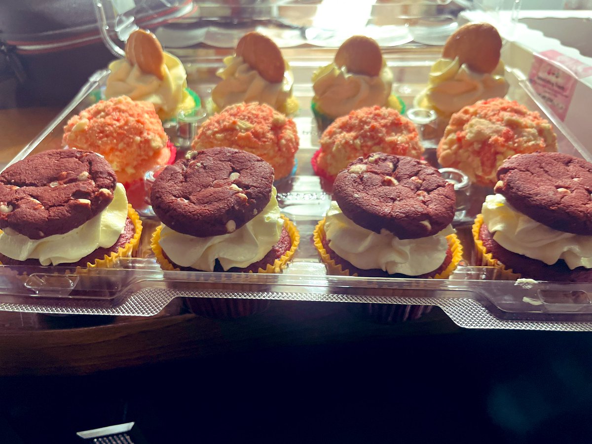 coachdwes's tweet photo. Big ups to Intoxication Treats for the amazing desserts!! #SupportDallas https://t.co/1FlI4juJ98