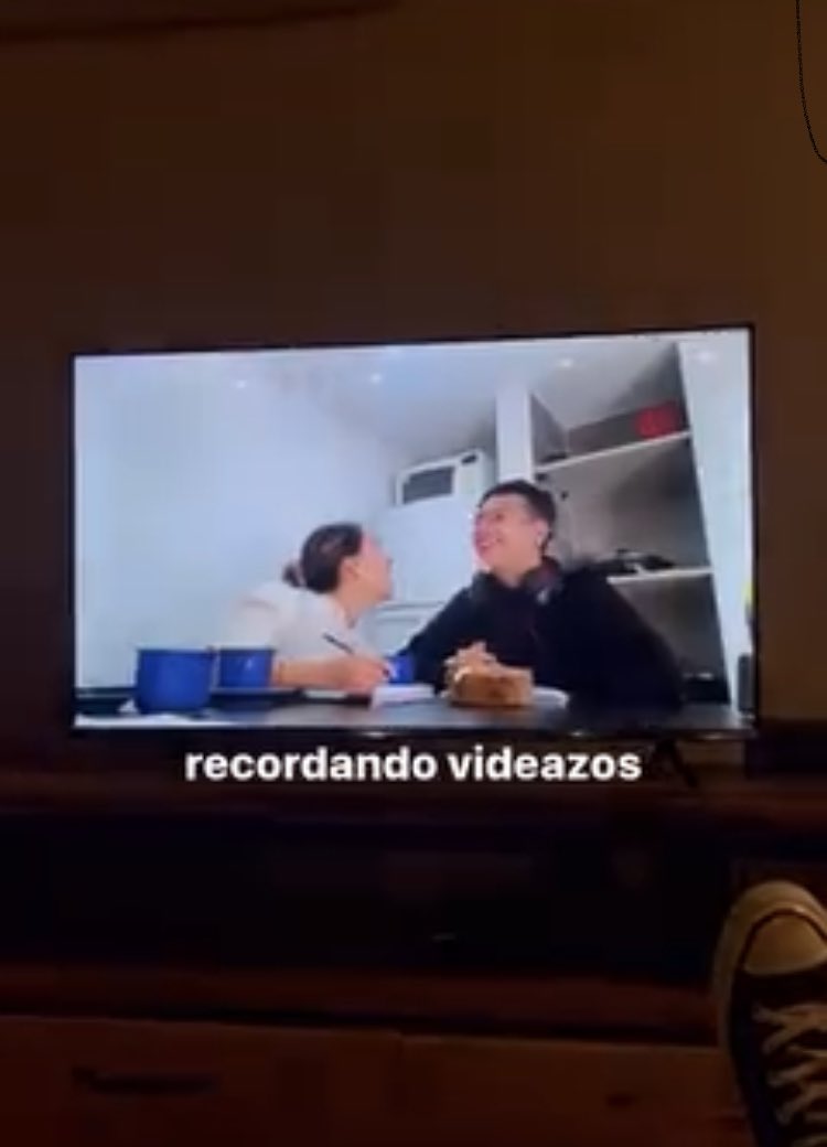 velascostuff's tweet photo. literalmente yendo a ver el video https://t.co/N13FDEawUF