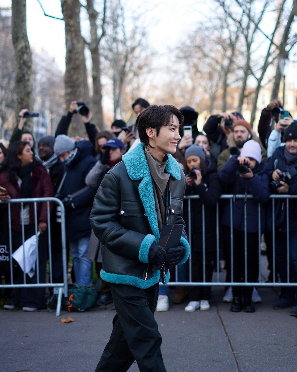 jhopeGlobaI's tweet photo. [📸] issa mode mood posted some photos of j-hope on their instagram 

🔗 https://t.co/3h2tUh414d

#jhope #jhopeXHermès #jhopeAtHermèsFashionShow https://t.co/8ZZmbMPMLr