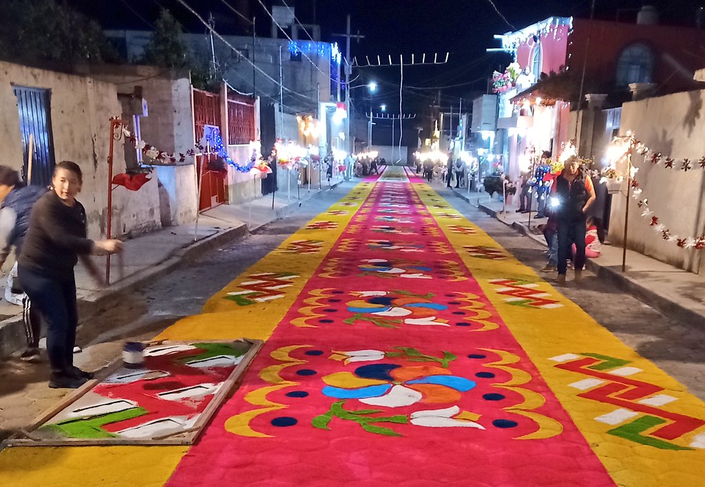 RaulRobertoRR's tweet photo. #Almomento solemne procesión de #sansebastiánmártir por las calles adornadas con los tradicionales #tapetes de #aserrin y arenillas de color en el barrio de #sanSebastián en #Huamantla.
Además en el atrio de su templo (s.XVII) se realiza una verbena con venta de #antojitos. https://t.co/COvTHP0wLl