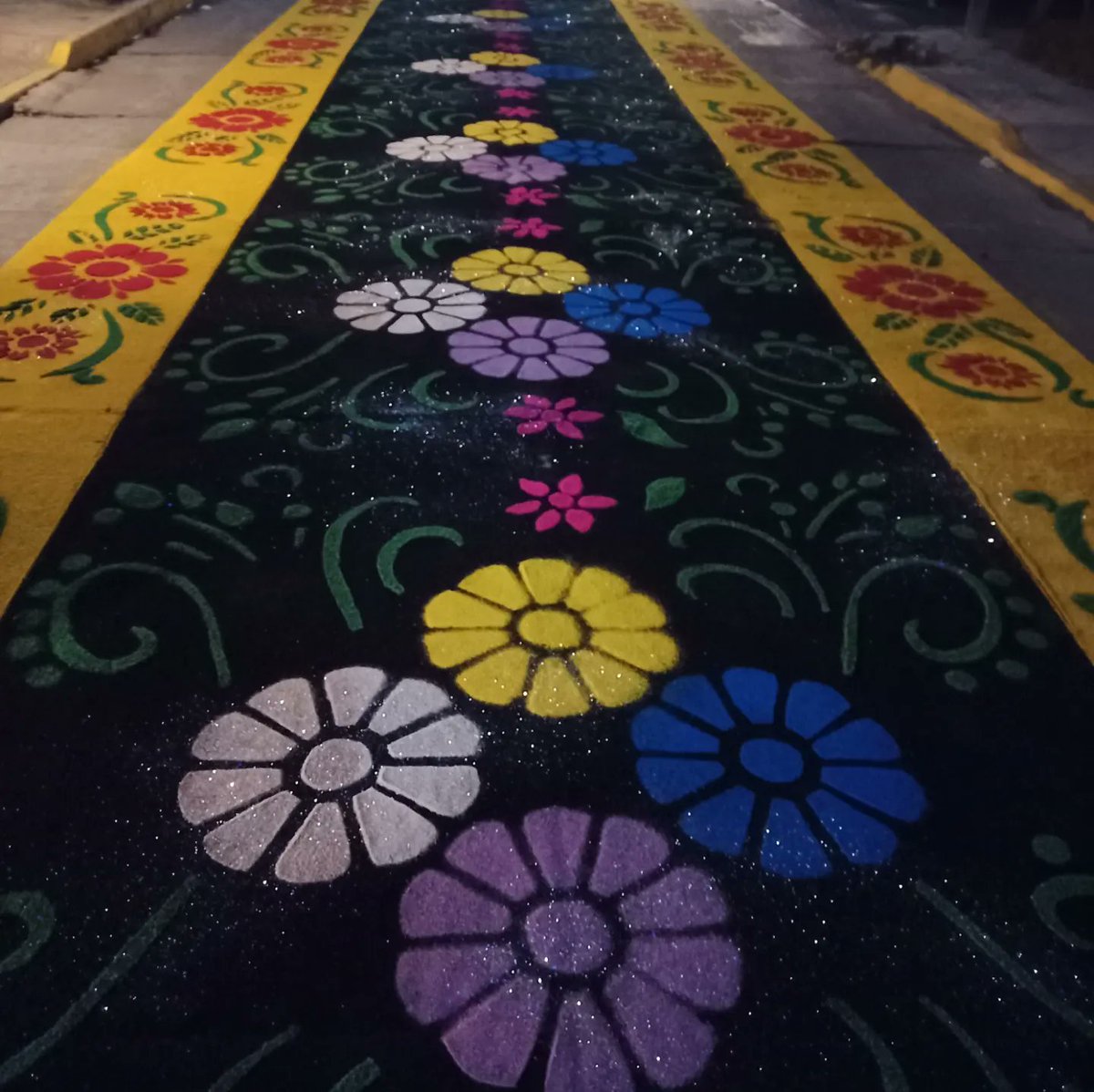 RaulRobertoRR's tweet photo. #Almomento solemne procesión de #sansebastiánmártir por las calles adornadas con los tradicionales #tapetes de #aserrin y arenillas de color en el barrio de #sanSebastián en #Huamantla.
Además en el atrio de su templo (s.XVII) se realiza una verbena con venta de #antojitos. https://t.co/COvTHP0wLl