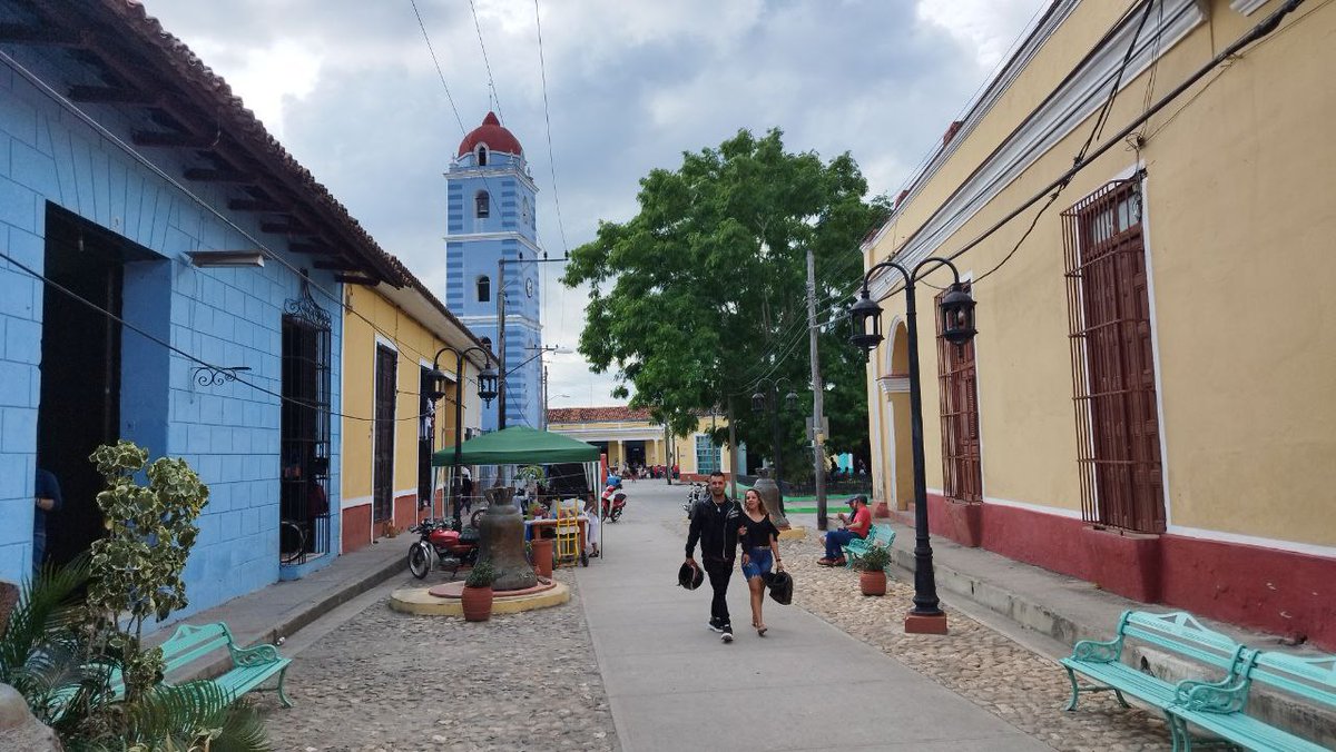 14ymedio's tweet photo. #Cuba Las autoridades #presionan a los #comerciantes_privados de Sancti Spíritus para que bajen sus #precios https://t.co/FSbRbgIig2
👉"Entre la materia prima y los impuestos no nos dejan margen alguno para una rebaja", se queja una vendedora https://t.co/8oFmWtCiRN