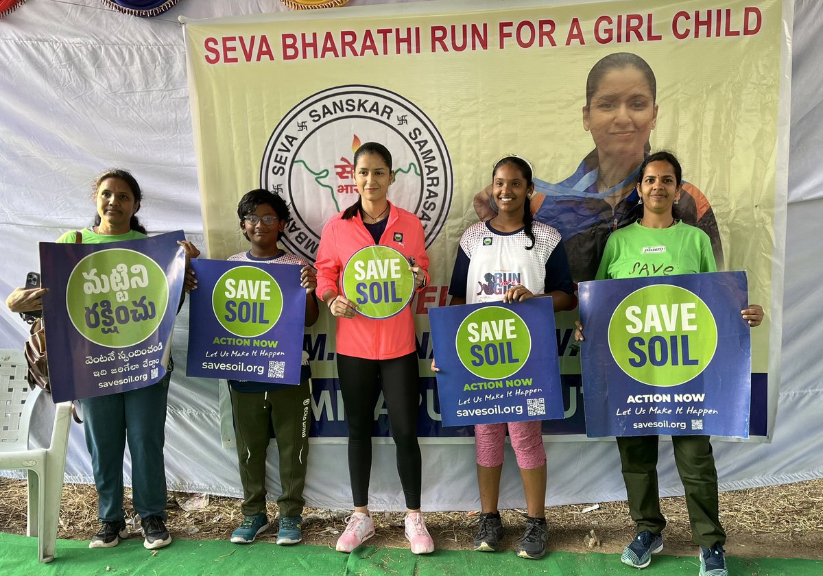 Durga65815885's tweet photo. Walkathon on Sunday and #Savesoil stickers distribution at Miyapur SouthRun. Run for a girl Child. @cpsavesoil @SadhguruJV #savesoilAPT #Savesoilhyderabad https://t.co/DTFQBJZvqA