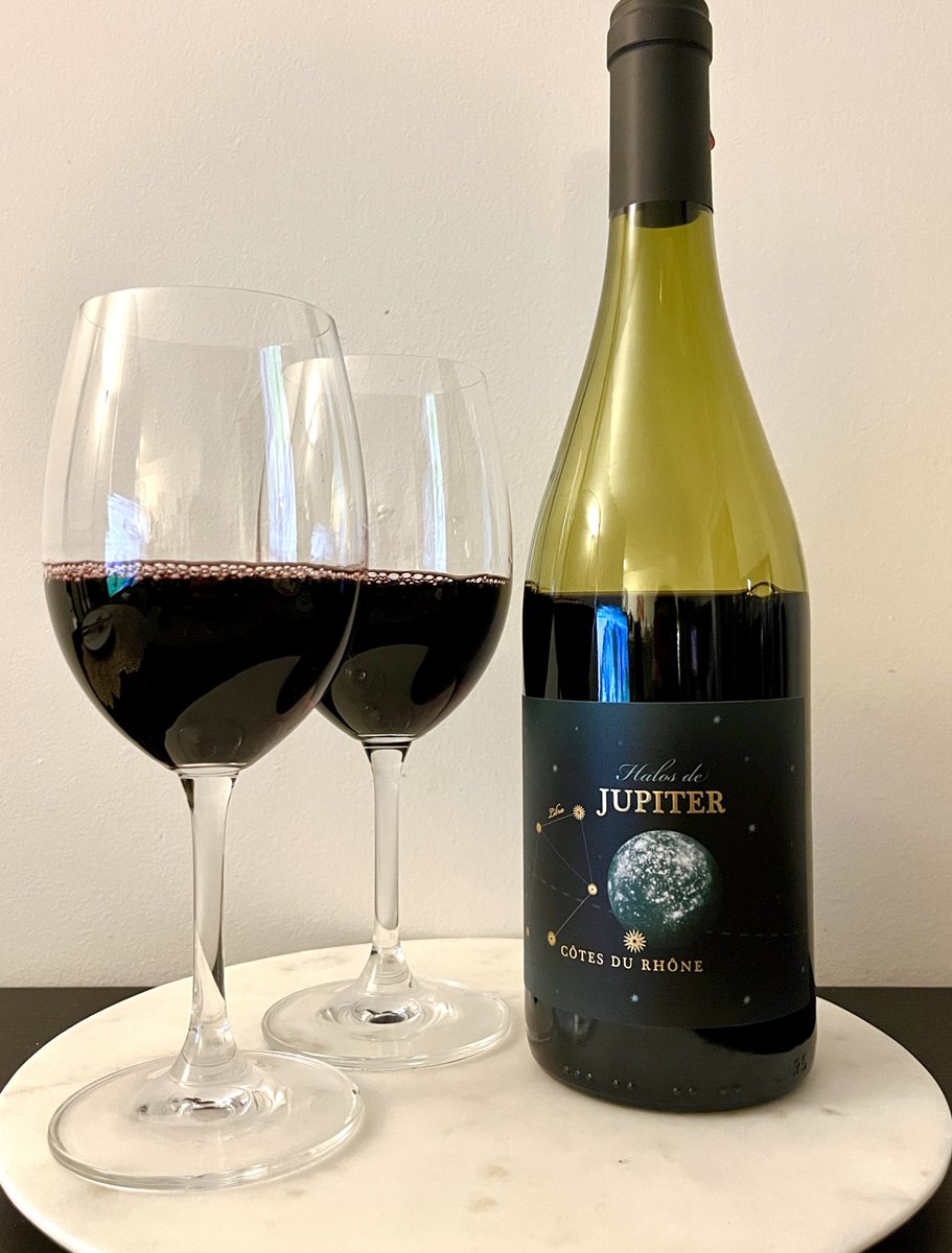eriswineclub's tweet photo. おおお、お気に入りワインを見つけてしまった!!
ローヌのGSM!
モダンで宇宙なエチケット🪐✨
可愛いのにしっかりCôtes du Rhôneの文字がキラキラ(*´꒳`*)
熟れた赤系果実の香りと柔らかな革のヴェールに包まれてるけどAlcは15%。
ぼいんぼいんの強き女って感じ💃🏻
何本か買いたい!
🍓🫒🍫🧱🍷 https://t.co/U9rGNEy95d
