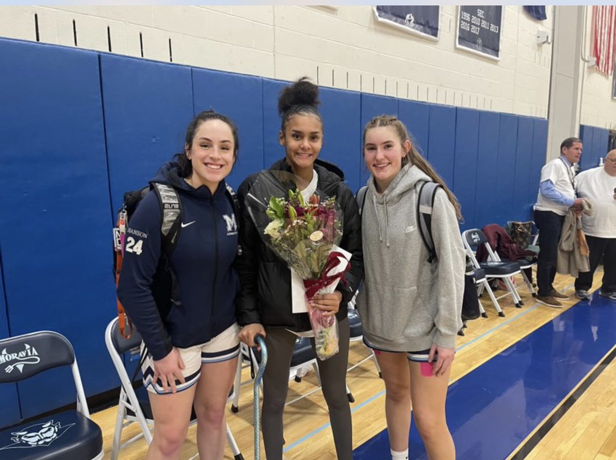 chloehanson22's tweet image. when a basketball sister needs it the most…we all come together to support her. the basketball community is a family. once again, so thankful for this game and it’s lessons. our prayers and wishes for speedy recovery are with Keyonna! YOU GOT THIS #kg24 ❤️❤️❤️