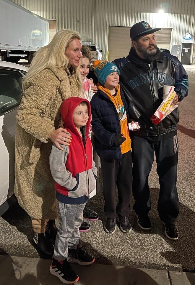 CasLeeGM13's tweet photo. @MsCharlotteWWE thank you so much for you taking the time to actually get out of your car and interact with my children while trying to leave an event we had at #WWEErie #erieinsurancearena
You we're the only one they got to meet tonight
forever greatful and thank you!🙏👑 https://t.co/SFkUzxLRTu