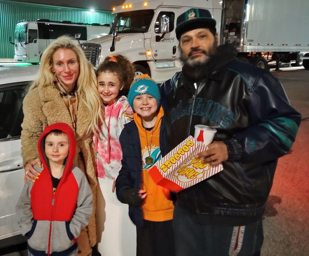 CasLeeGM13's tweet photo. @MsCharlotteWWE thank you so much for you taking the time to actually get out of your car and interact with my children while trying to leave an event we had at #WWEErie #erieinsurancearena
You we're the only one they got to meet tonight
forever greatful and thank you!🙏👑 https://t.co/SFkUzxLRTu