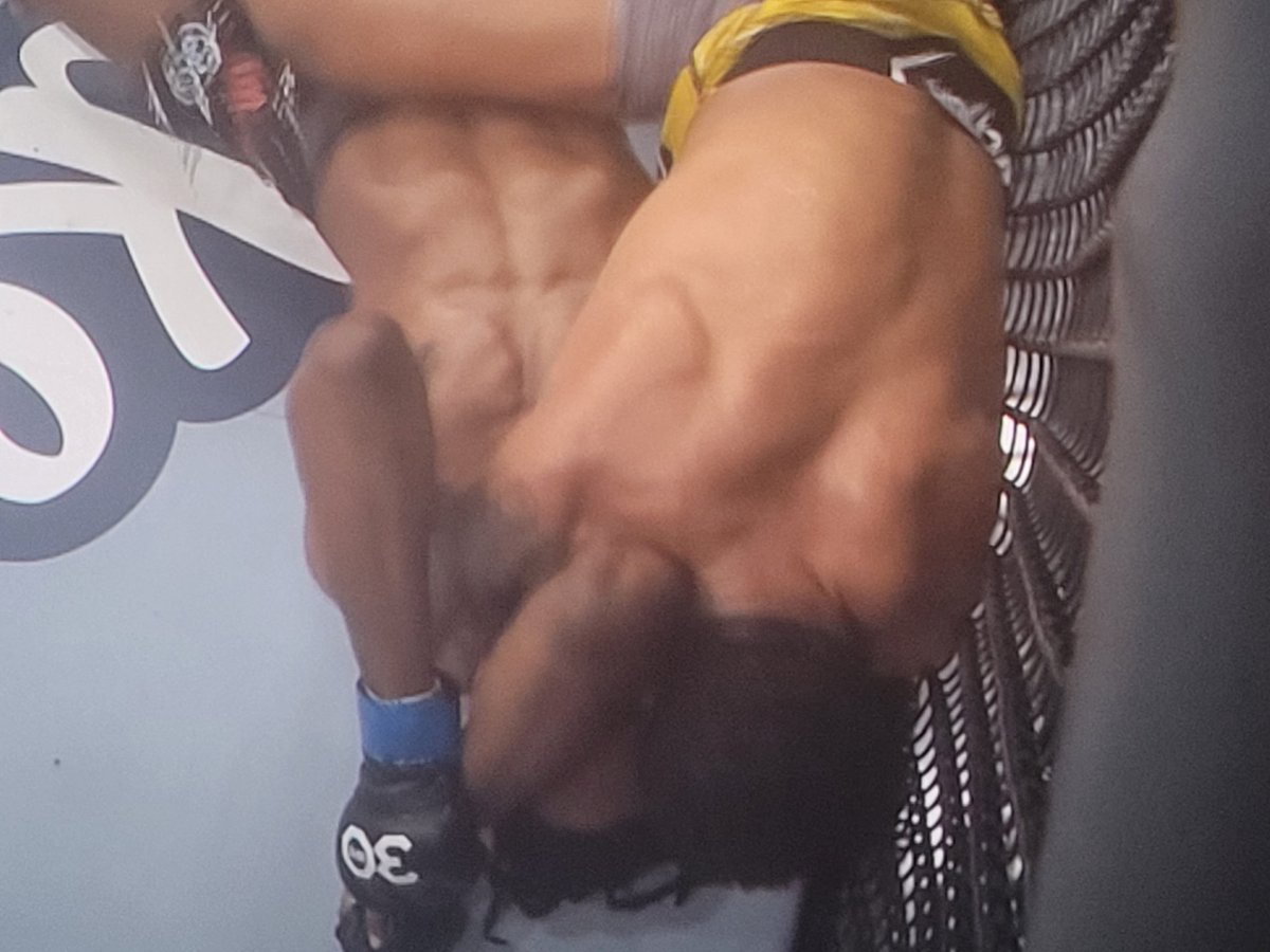 RaulAlzaga's tweet photo. GILBERT BURNS dando una clase de pase de guardia en #JiuJitsu para luego someter a Neil Magny en 1er asalto con #ArmTriangle en #UFC283. https://t.co/Y1mGu1wV0b