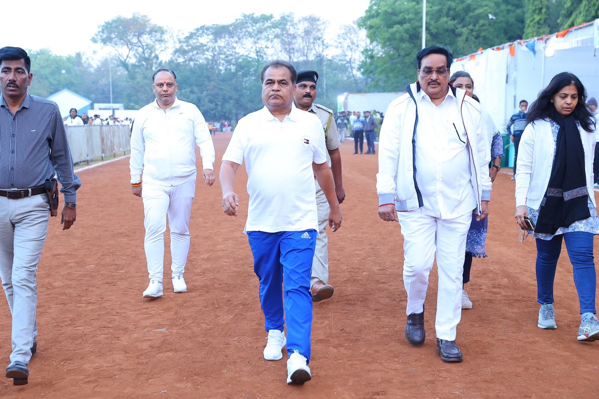 CRPaatil's tweet photo. શિયાળાની હૂંફાળી સવારે ખૂબ મોટી સંખ્યામાં સાયકલોથોનમાં ભાગ લેવા આવેલા બાળકો, યુવાનો અને સુરતવાસીઓને જોઇ ખૂબ આનંદ થયો. https://t.co/sgXaplJ0SO