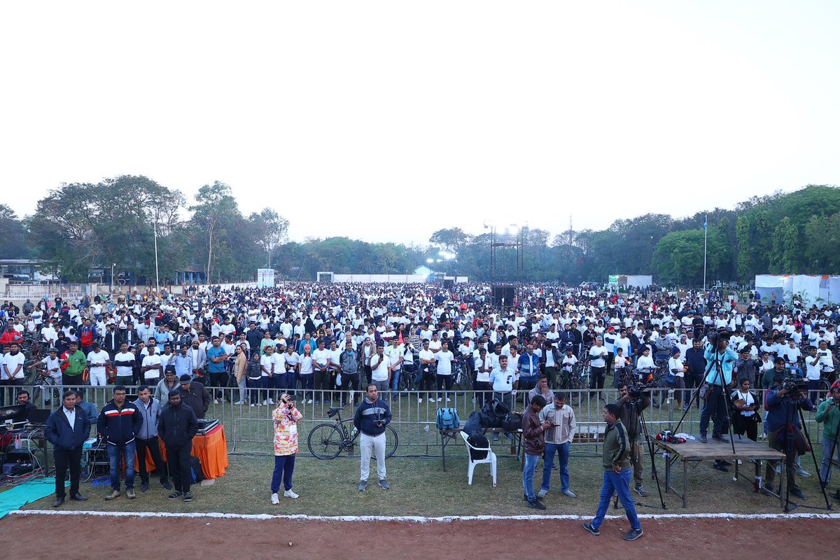 CRPaatil's tweet photo. શિયાળાની હૂંફાળી સવારે ખૂબ મોટી સંખ્યામાં સાયકલોથોનમાં ભાગ લેવા આવેલા બાળકો, યુવાનો અને સુરતવાસીઓને જોઇ ખૂબ આનંદ થયો. https://t.co/sgXaplJ0SO