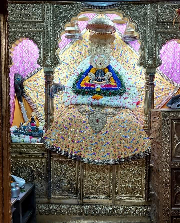 PP4India's tweet photo. श्री खाटूश्याम प्रभु के आज माघ शुक्ल पक्ष तिथि प्रतिपदा के श्याम प्रभु जी के खाटूश्याम मंदिर से दिव्य अलौकिक प्रातः श्रृंगार दर्शन आपका कल्याण करें। जय श्री श्याम 🙏 https://t.co/x1aQKSpRv9 https://t.co/z7pM8Iub6J