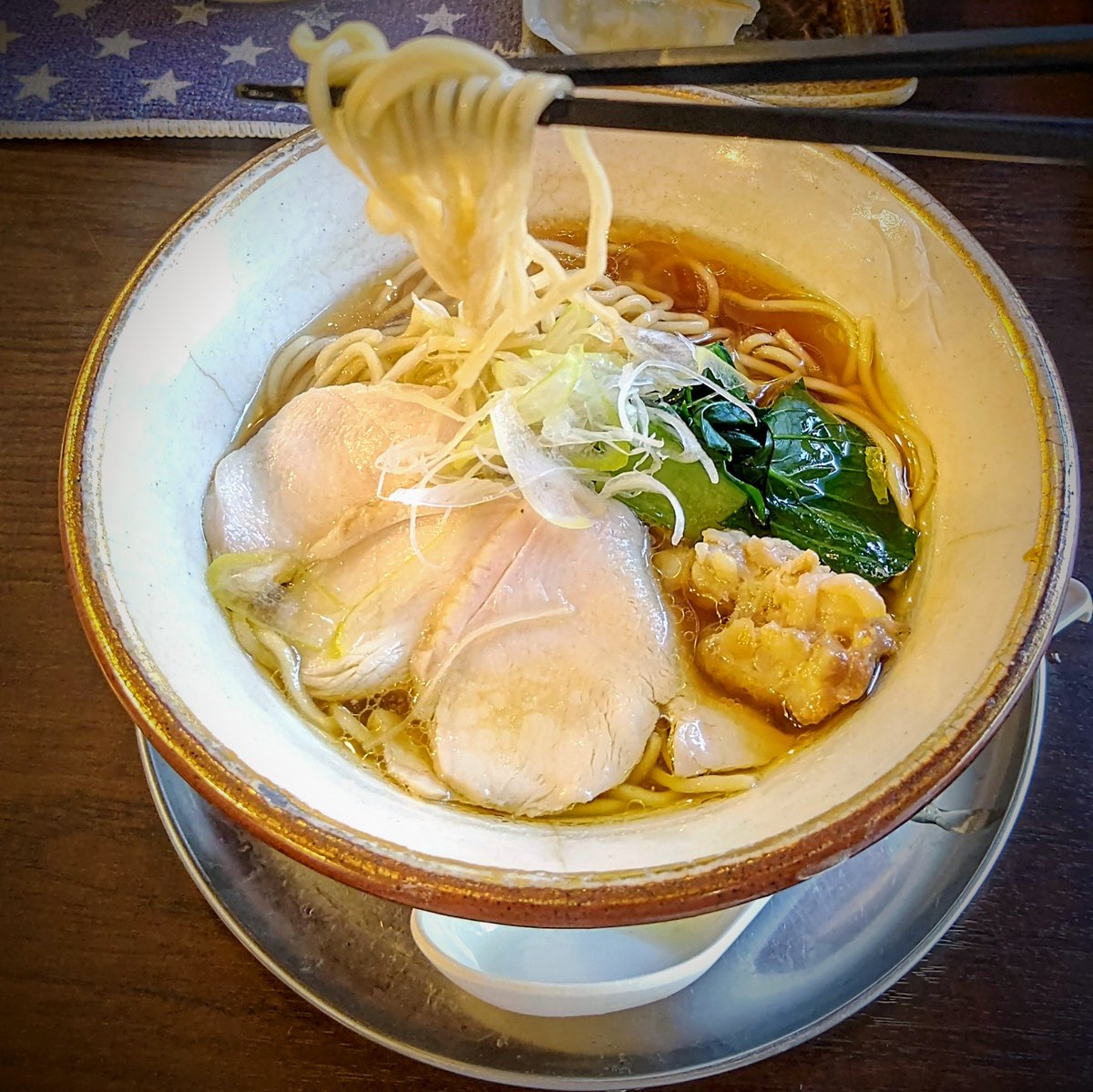 🍜めん処金太（埼玉県川口市）

今日は前から気になっていた此方へ🚶
13時過ぎだったけれど…ちょうど空いていた😁
券売機にて“あっさり鶏そば醤油”780円

#めん処金太 #鶏そば #醤油ラーメン