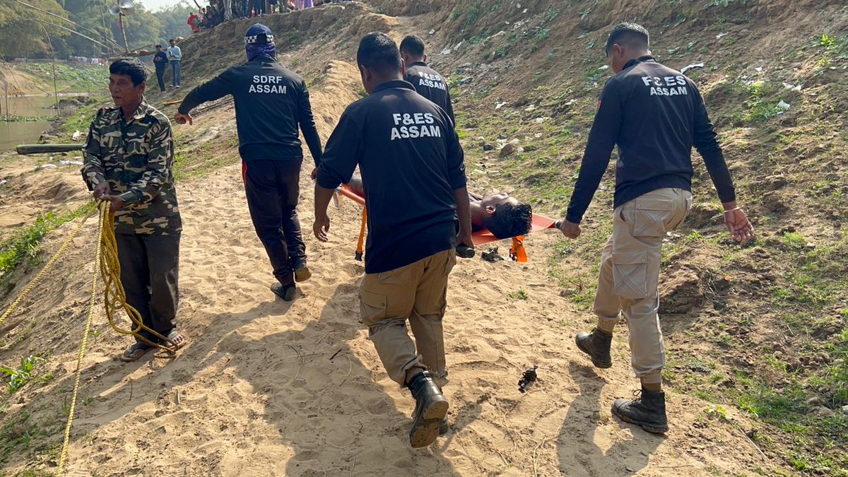humanaidint's tweet photo. Affected people are always the first responder to #disasters. Their skill needs to be upgraded and equipment provided to make them better responders. This is what #HAI and @neadsjorhat are doing. #VDRF #AapdaMitra #DRR https://t.co/G7pRu0Q4Tf