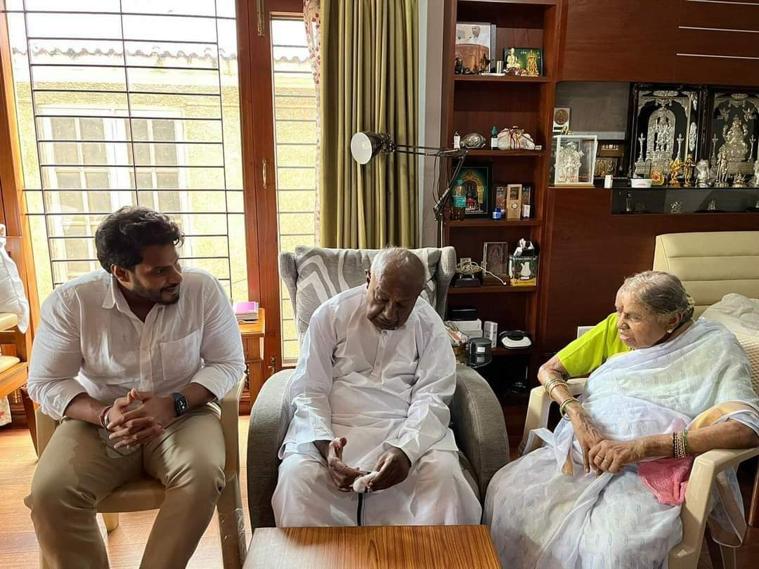 H_D_Devegowda's tweet photo. ನನ್ನ ಮೊಮ್ಮಗ, ಯುವ ಜನತಾದಳದ ರಾಜ್ಯಾಧ್ಯಕ್ಷರಾದ  ಶ್ರೀ ನಿಖಿಲ್ ಕುಮಾರಸ್ವಾಮಿ ಅವರಿಗೆ ಹುಟ್ಟು ಹಬ್ಬದ ಹಾರ್ದಿಕ ಶುಭಾಶಯಗಳು. 
ಭಗವಂತ ನಿಮಗೆ ಉತ್ತಮ ಆರೋಗ್ಯದೊಂದಿಗೆ ಸುಧೀರ್ಘ ಅವಧಿ ಜನಸೇವೆ ಮಾಡುವ ಅವಕಾಶವನ್ನು ನೀಡಲಿ ಎಂದು ಹಾರೈಸುತ್ತೇನೆ. ಶುಭವಾಗಲಿ. https://t.co/ne7BbzIK6Z