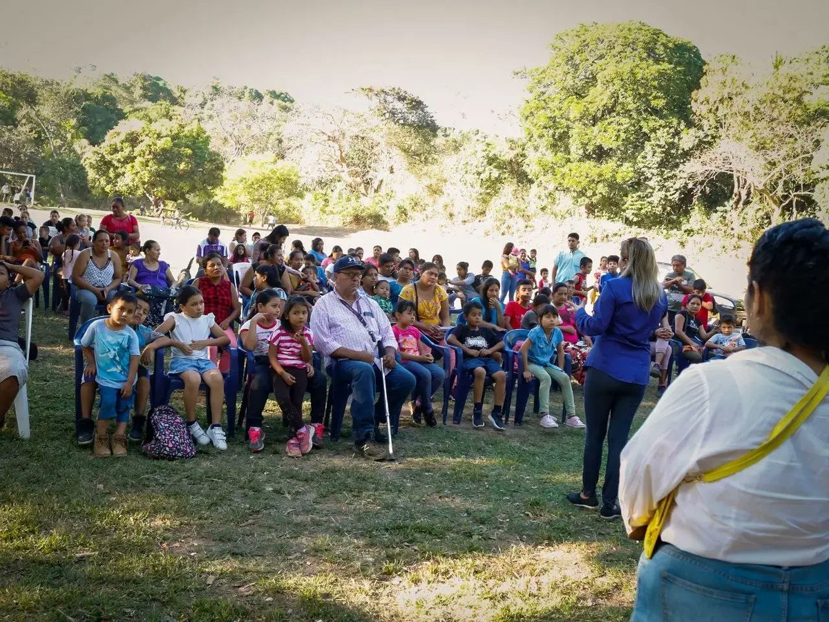 GuadalupeRaymu's tweet photo. Este día compartimos con los habitantes del municipio de San José Villanueva en la Libertad,  junto a mis colegas @EfraGuatemala y @DrBryanOrellana agradezco a la concejal @RosanaGiron por la invitación. 
#CercaDeNuestraGente 
#Mujer24/7 https://t.co/Q1ZrDYpqx1