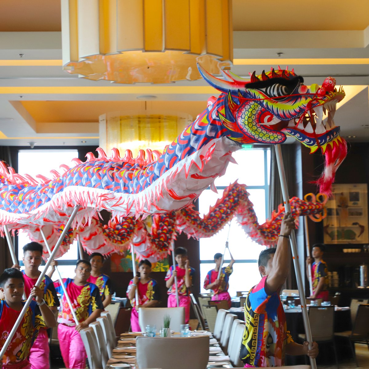 GoHotelsGo's tweet photo. 家人閒坐，燈火可親。新年伊始，常安常樂。

祝大家新年快樂! 身體健康! 大吉大利! 心想事成! 年年有餘!

馬尼拉酒店推介: 馬尼拉深紅菲林維斯特酒店Crimson Hotel Filinvest City Manila
官網: https://t.co/8Kw4De0NUw https://t.co/KYB1XUfsV5