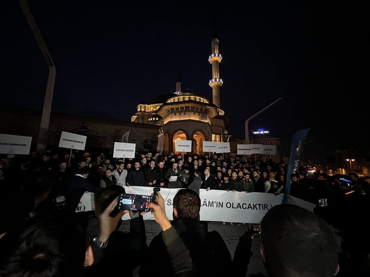 İsveç’te kutsal kitabımız Kur'an-ı Kerim’e yapılan saygısızlığa tepki göstermek için Genel Merkez Gençlik Kolları Başkanımız <a href="/eyupkadirinan/">Eyyüp Kadir İnan</a> ve 39 ilçe başkanımızla Taksim Camii’nde sabah namazında buluştuk.