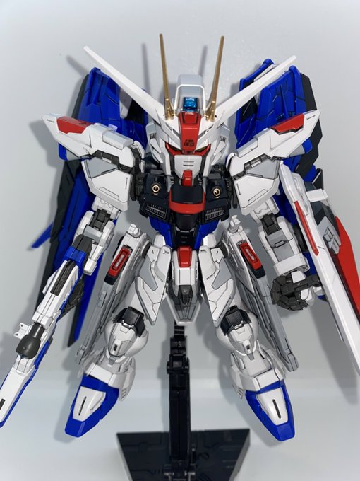 スミ入れだけして、あとはアンテナ黄色部とマシンキャノン砲塔をレッドゴールド塗りしました 