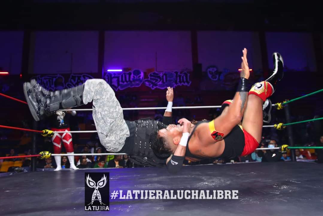 LaTijeraLucha's tweet photo. Buenas duplas y mejor lucha la que brindan #LosBellacos y #LosGuaposDelPoder; en todo momento regalaron emociones y un lance, que se vuelve flecha.
Al final, #TitoSantana y #CrisStoneJr salen con la mano en alto y reto de revancha de #TonyCirioJr y #GuerreroMixticoJr... https://t.co/O06laUzBGl
