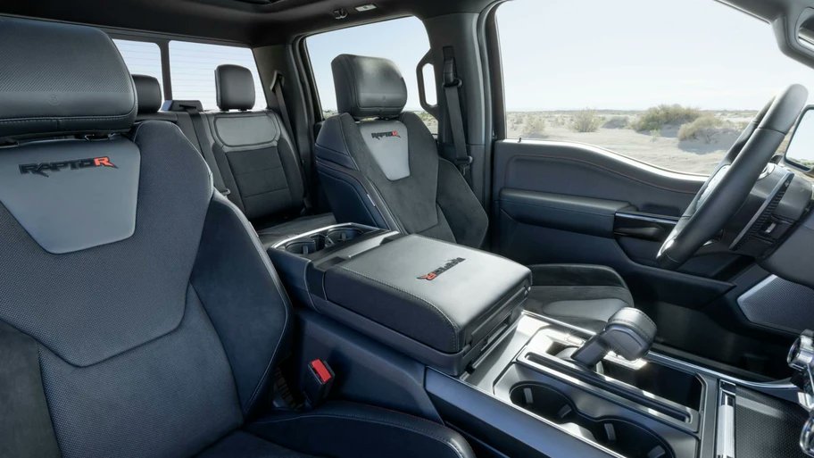 Autocosmos's tweet image. En cuanto a equipamiento en la @FordMX 𝗟𝗼𝗯𝗼 𝗥𝗮𝗽𝘁𝗼𝗿 𝗥 🤩 destacan elementos como #FordPass, Pantalla Central y Clúster Digital de 12”, #Sync4 con Conexión Inalámbrica a Apple CarPlay y Android Auto y Acceso Inteligente con Botón De Encendido👌🏻👉mx.atcs.ms/3Hgjg8k