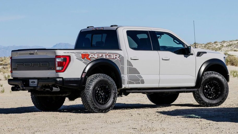 Autocosmos's tweet image. En cuanto a equipamiento en la @FordMX 𝗟𝗼𝗯𝗼 𝗥𝗮𝗽𝘁𝗼𝗿 𝗥 🤩 destacan elementos como #FordPass, Pantalla Central y Clúster Digital de 12”, #Sync4 con Conexión Inalámbrica a Apple CarPlay y Android Auto y Acceso Inteligente con Botón De Encendido👌🏻👉mx.atcs.ms/3Hgjg8k