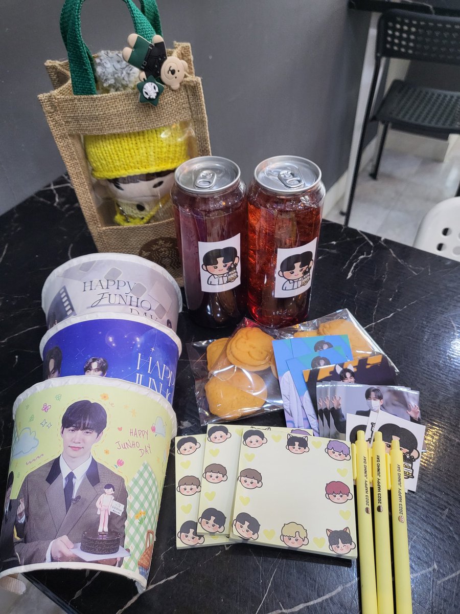 rkaddd1207's tweet photo. 예쁜특전들^^ 
특전펭귄쿠키와 세모네모에서판매중인냥이쿠키ㅎㅎ
뭔가 애긔들생각나서안살수가없자낭ㅋㅋㅋ https://t.co/5NV4ng39IG