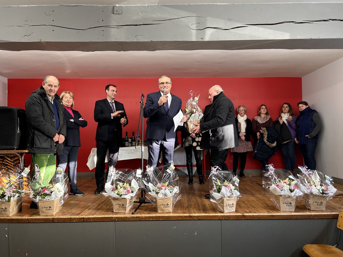 paz_olivier's tweet image. Vrai plaisir de retrouver ⁦@HubertCourseaux⁩         ⁦en pleine forme et plein d’humour pour les voeux de Bonneville la Louvet. Une cérémonie chaleureuse avec ⁦@christoblanchet⁩ et ⁦@SophieGaugain⁩ où pas une force vive du village n’a été oubliée. @Uamc14⁩