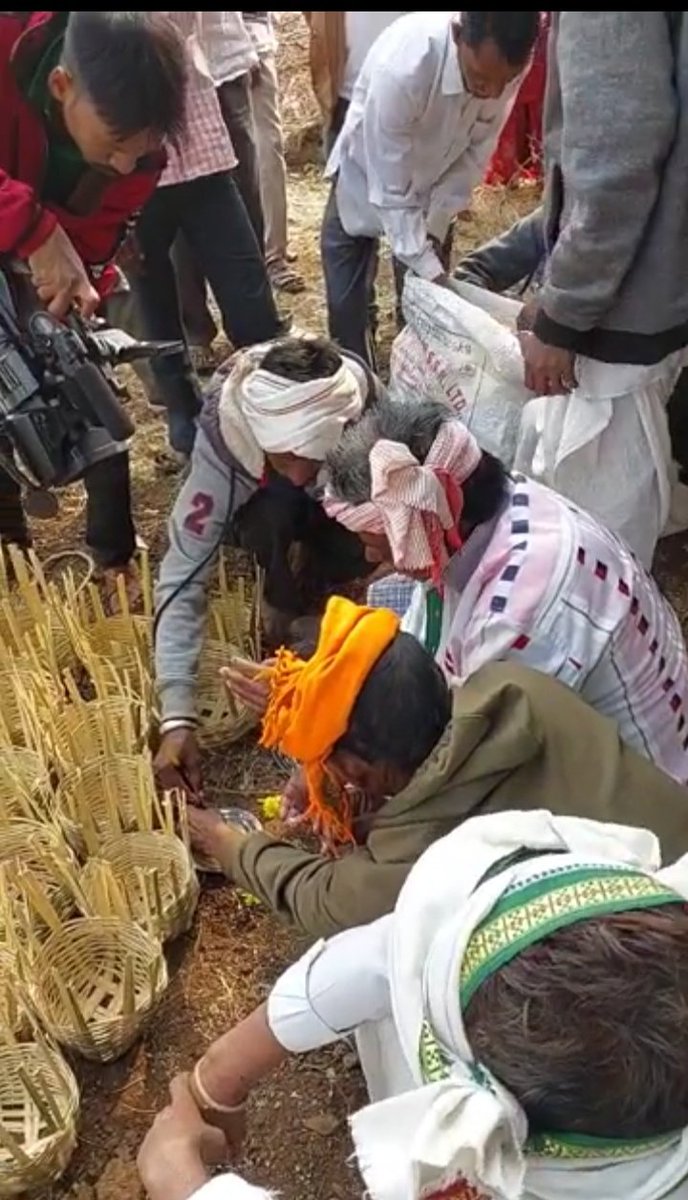 हमारी भाषा, संस्कृति, रहन-सहन, खान-पान, पूजा-पद्धति सभी धर्मो से अलग है,
फिर जबरन ये हिन्दू, मुस्लिम, ईसाई, बौद्ध, लंगटा-लोग का ठप्पा हमपर क्यू ❓
#आदिवासी_जनगणना_कॉलम_दो 
#अनुसूचित_क्षेत्र_आरक्षण_बचाओ