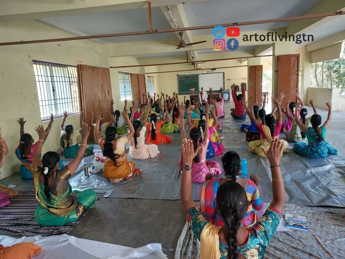 ArtofLivingTN's tweet photo. #HappinessProgram held at Sri Shankara Matriculation School, #Peralam, #Thiruvarur District.
.
.
.
#happinessprogram #basiccourse #artofliving #sudatshankriya #sky #meditation #yoga #health #happiness #breath #energy #gurudev #guruji #SriSri #srisriravishankar #grace https://t.co/GYyLi25bsc