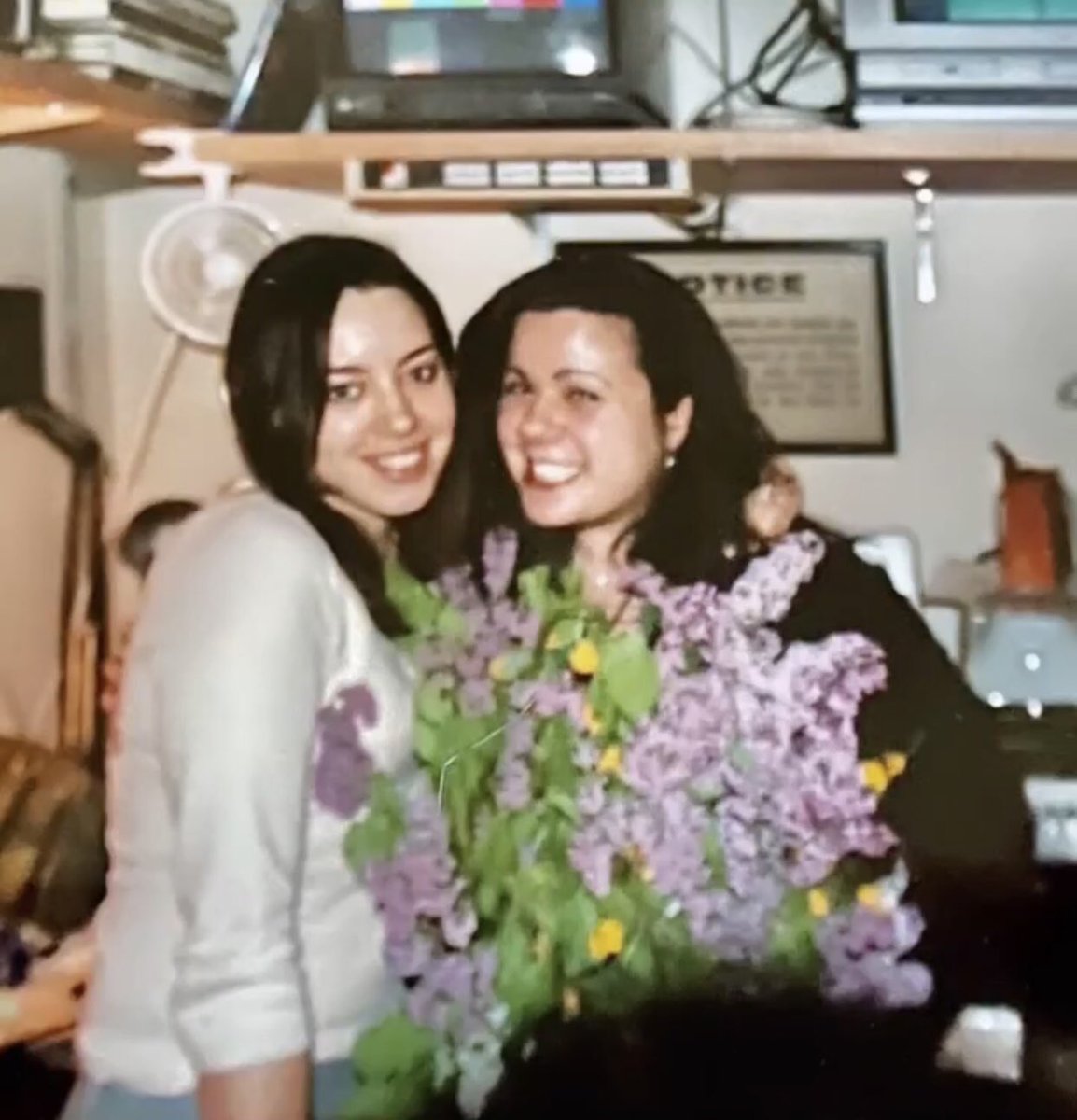 latinapoderosas's tweet photo. From interning at SNL in 2004 to hosting SNL 19 years later! Congrats Aubrey Plaza💞 https://t.co/If77Tpogtc
