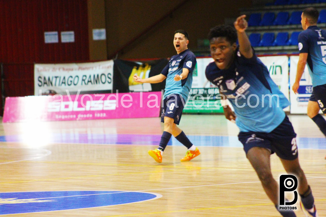 DenunciasCPyJ's tweet photo. El Soliss @FS_Talavera de @angelreyesmagan sorprende y gana al líder @union3cantosfs en su mejor partido de la temporada 
@FutSalRFEF #FutbolSala #Talavera / La Voz de Talavera 
Toda la información, aquí: https://t.co/KujFmRlWix https://t.co/hytf0VMhyF