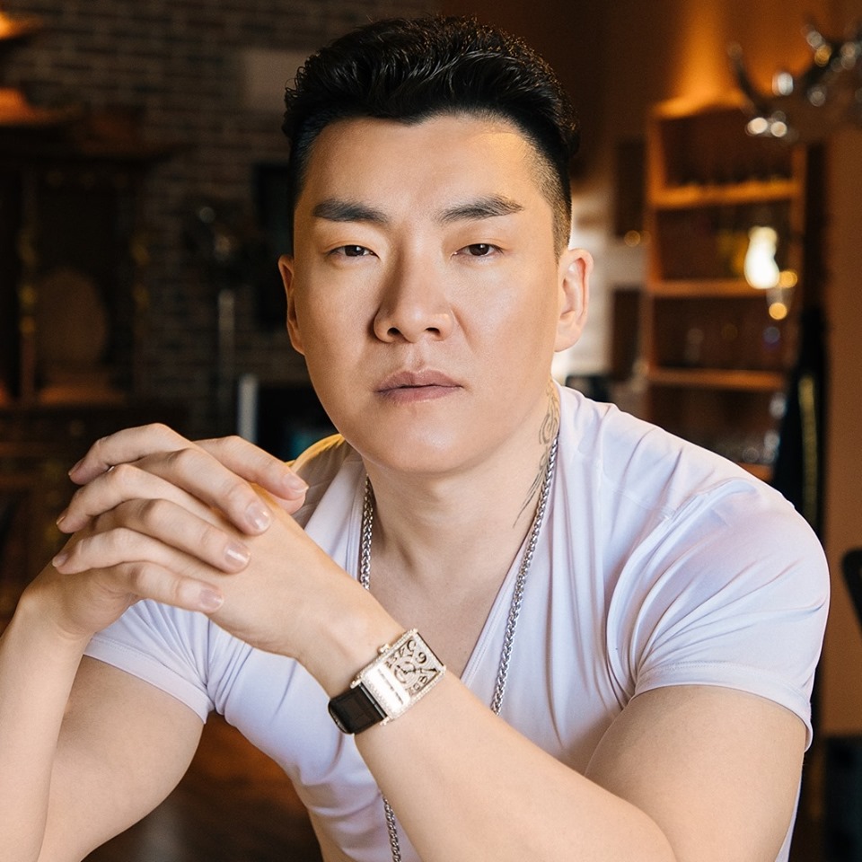 Энэ хүнтэй гэрээ хийсэн  бүх компаниуд гэрээгээ цуцал, ямарч тeлeвиз зурагтаар битгий гарга,ямар ч уралдаан тэмцээн шоуны шүүгчээр бүү ажлуул‼️🙏Гадны улс орнууд одуутайгаа ингэж тэмцдэг‼️