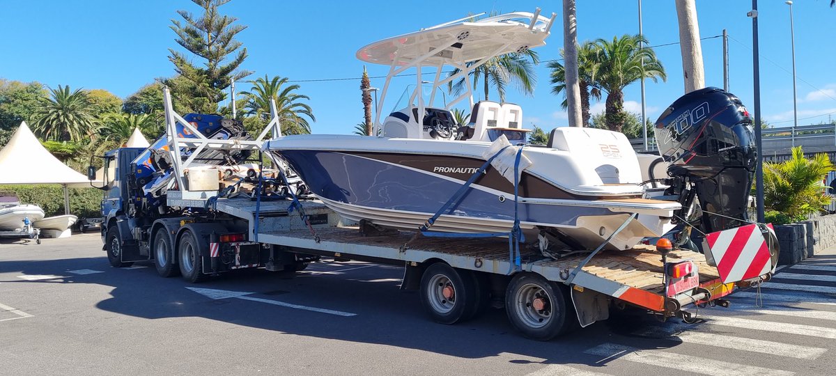 Grusertrans's tweet photo. #transporte de esta #pronautica para su nueva #exposicionnautica en el sur de #Tenerife. #transportesnauticos #transportesdebarcos #remolques #gruas #camiones #trabajoscongrúas #camiongrúa #jib #Grusertrans #Canarias https://t.co/qih7NiTxjx