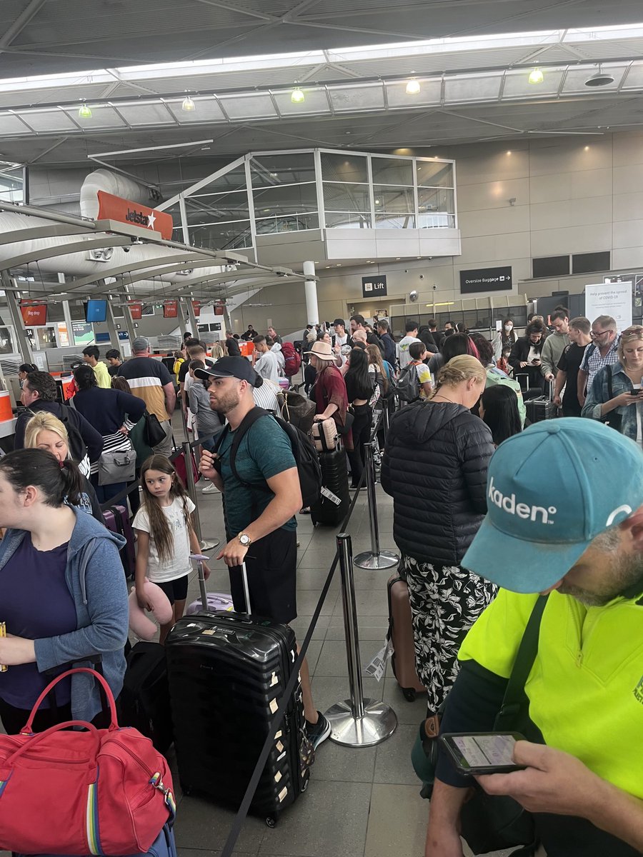 AOBrien77's tweet photo. ⁦@JetstarAirways⁩ 500 + people being served by 2 staff. Add to the 2 hour wait for staff on the way up and it all adds up to a failing customer service and airline #Jetstar #sydneyairport https://t.co/XSwUFrZfmK