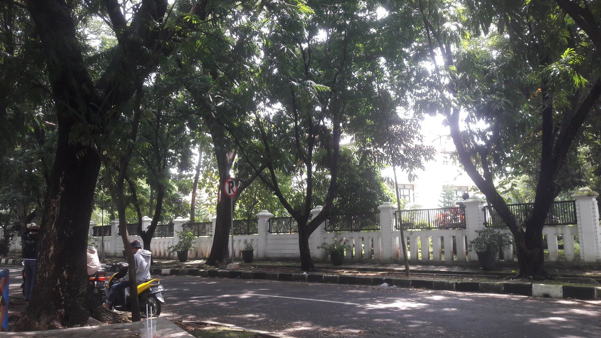 MP_Sejarah's tweet photo. Kantor Bupati Cirebon, sejuk &amp; rindang https://t.co/N8imOf5j2D