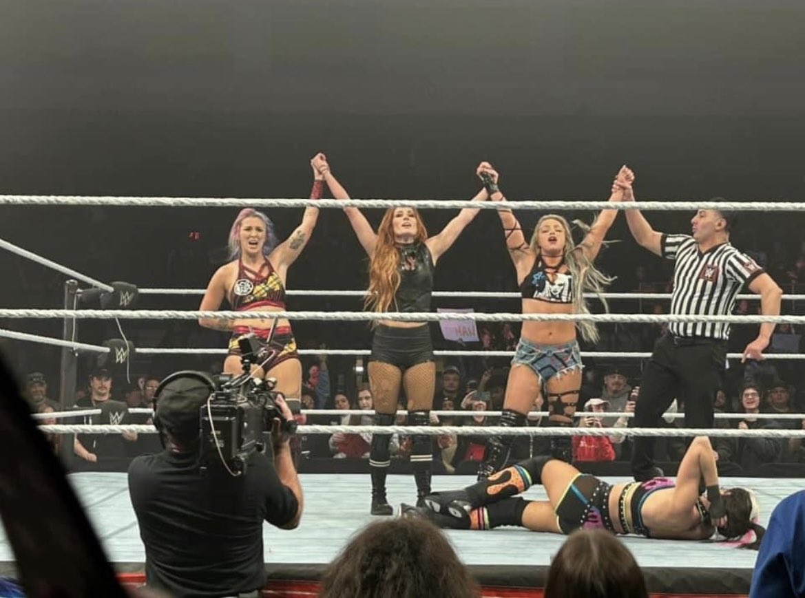 @YaOnlyLivvOnce @BeckyLynchWWE & @TeganNoxWWE defeated Damage Control (@itsBayleyWWE @ImKingKota & @Iyo_SkyWWE) in a very good Six-Woman Tag Team Match 

#LivMorgan #TeganNox #BeckyLynch #GOAT𓃵 #WWEErie ❤️❤️🖤🖤✨🐐