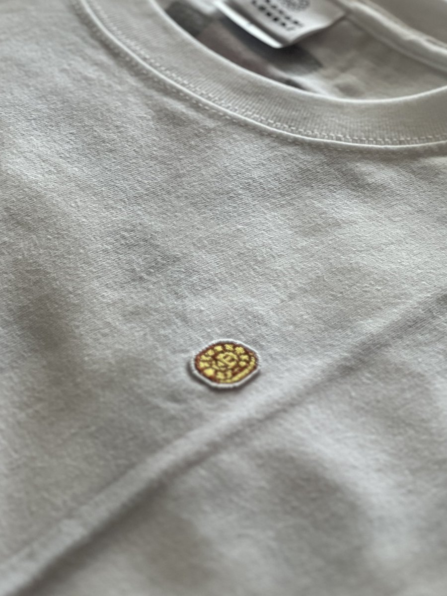 boyinmetaverse's tweet photo. Still upset that I didn’t managed to play the Murakami Cat Coin Bank Game to stand a chance to win a signed print! This tshirt will have to be the consolidation ! @MFTMKKUS @takashipom https://t.co/L4bAgTrk3a